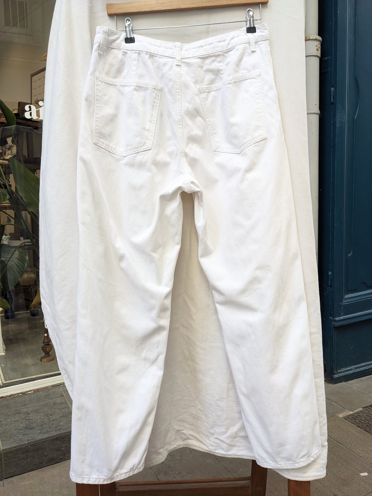 Jean blanc Essentiel Antwerp